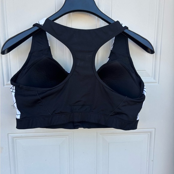 Yvette - Picture 2 of 7